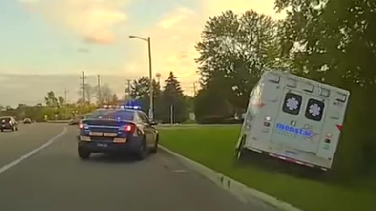 Περιπολικά καταδιώκουν… ασθενοφόρο